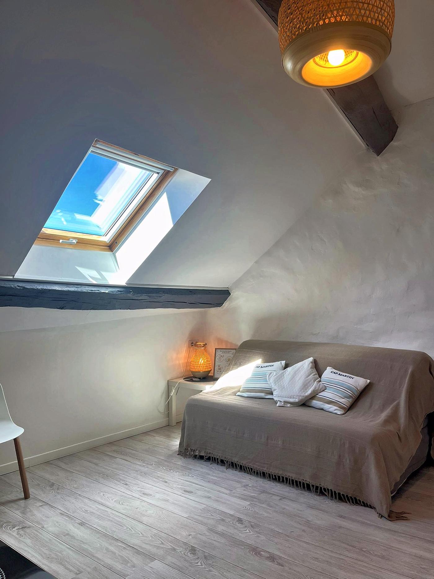 La mezzanine des Terrasses et son lit sous le velux
