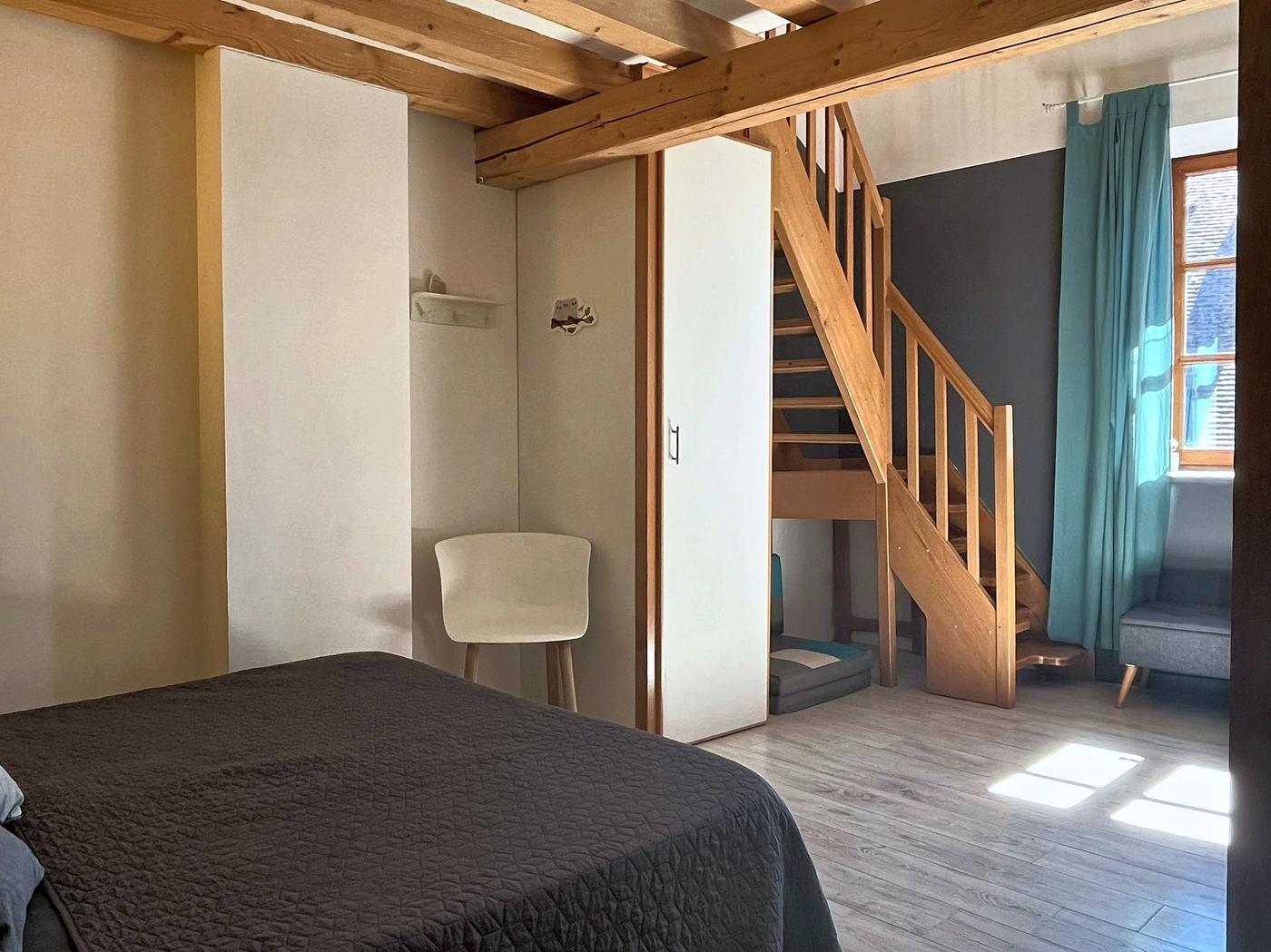 La chambre des Terrasses et l’escalier qui monte à la mezzanine