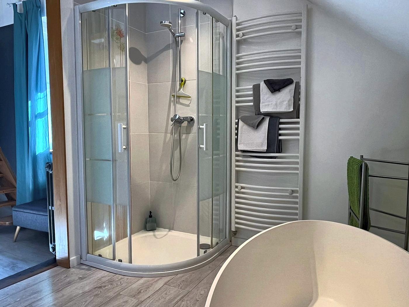 La salle de bain des Terrasses : douche et baignoire
