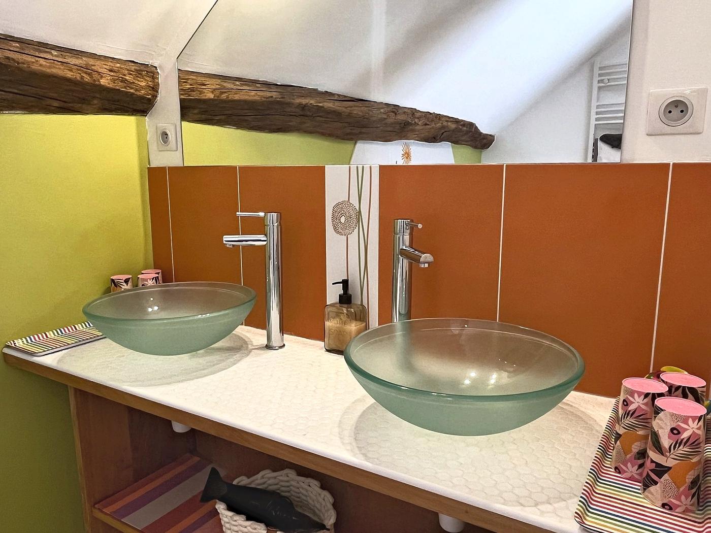 La double vasque en verre de la salle de bain des Terrasses