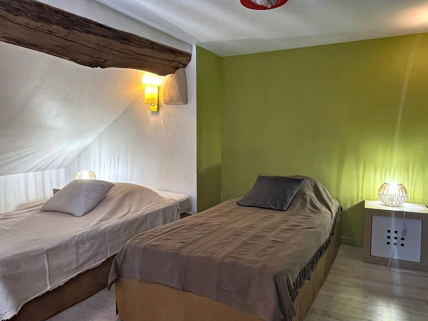 Les lits jumeaux des Terrasses, murs vert tilleul