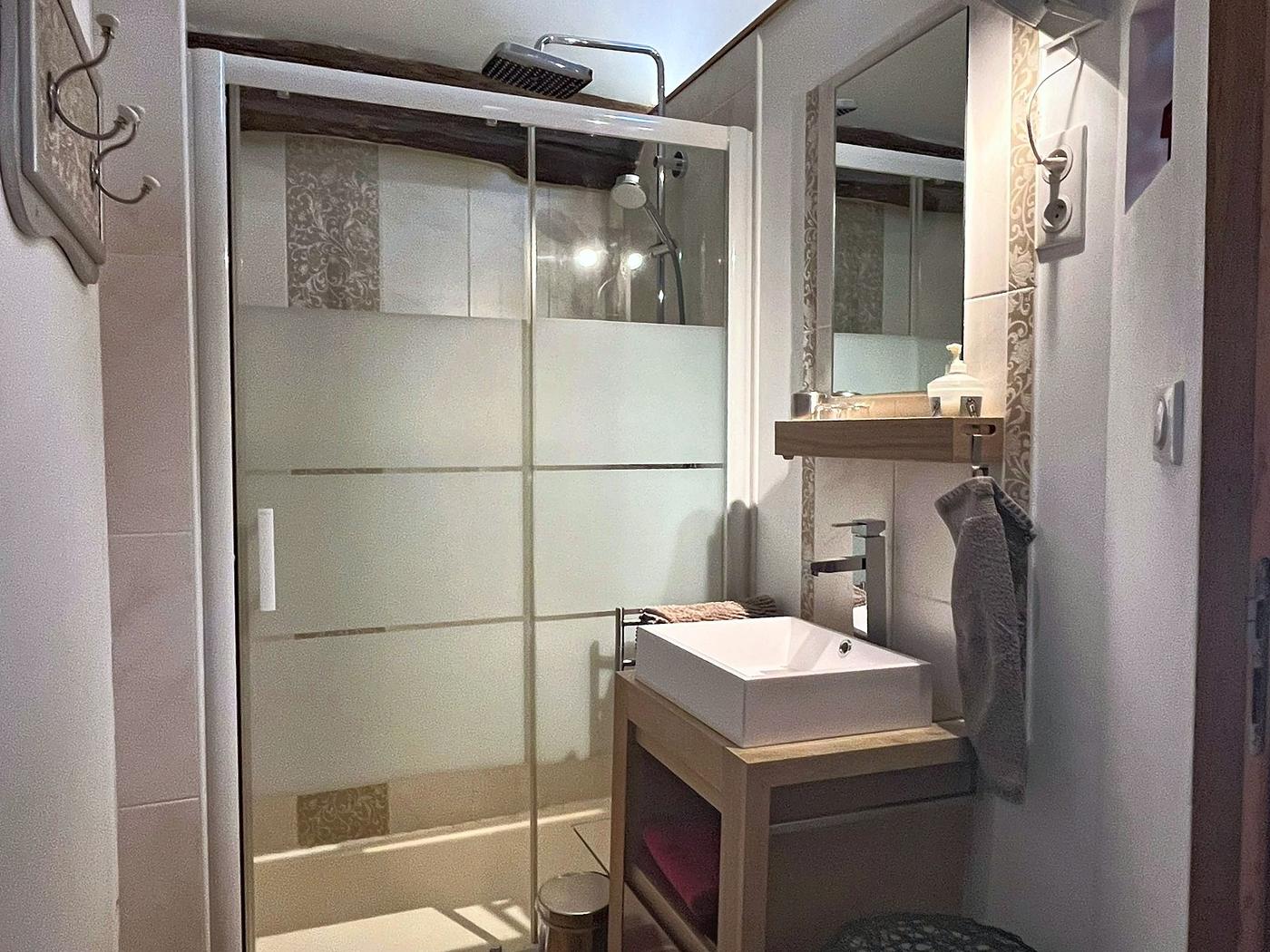 La douche et la vasque de la salle de bain du Colombier