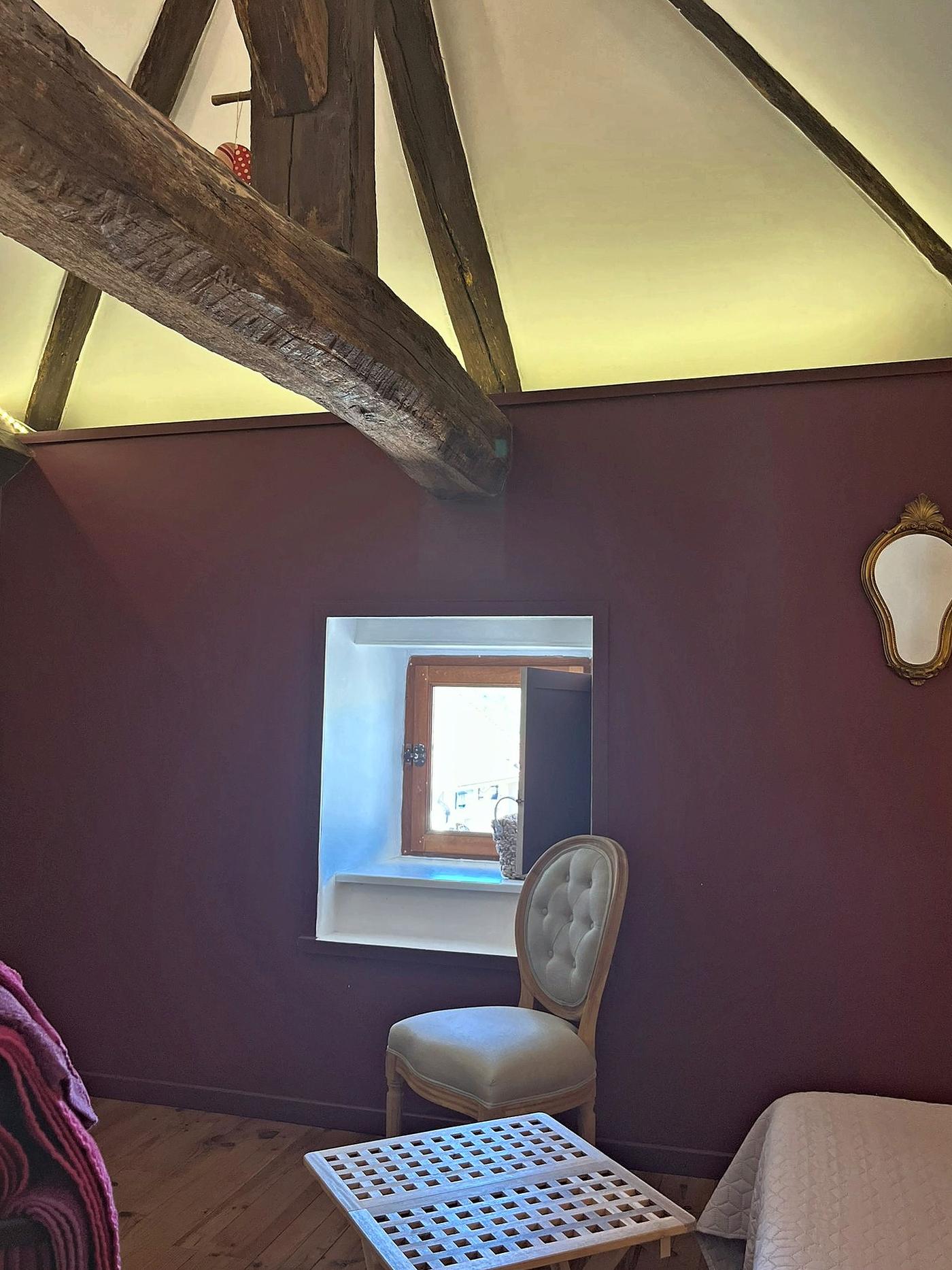 La fenêtre du Colombier et son coin salon