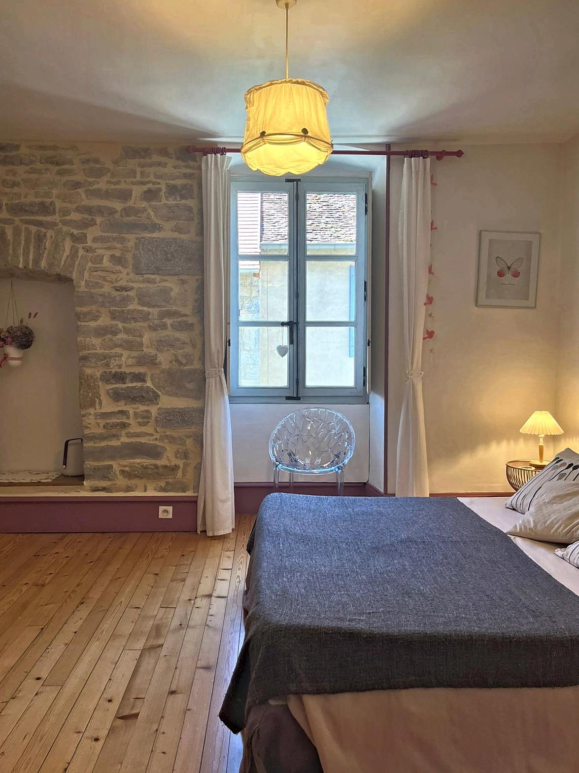 Le Chanaie : le lit, le parquet et la fenêtre à petits carreaux