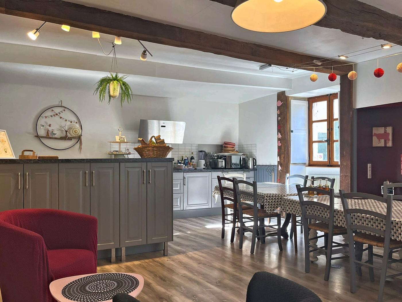 La grande cuisine-salle à manger et sa table pour quinze