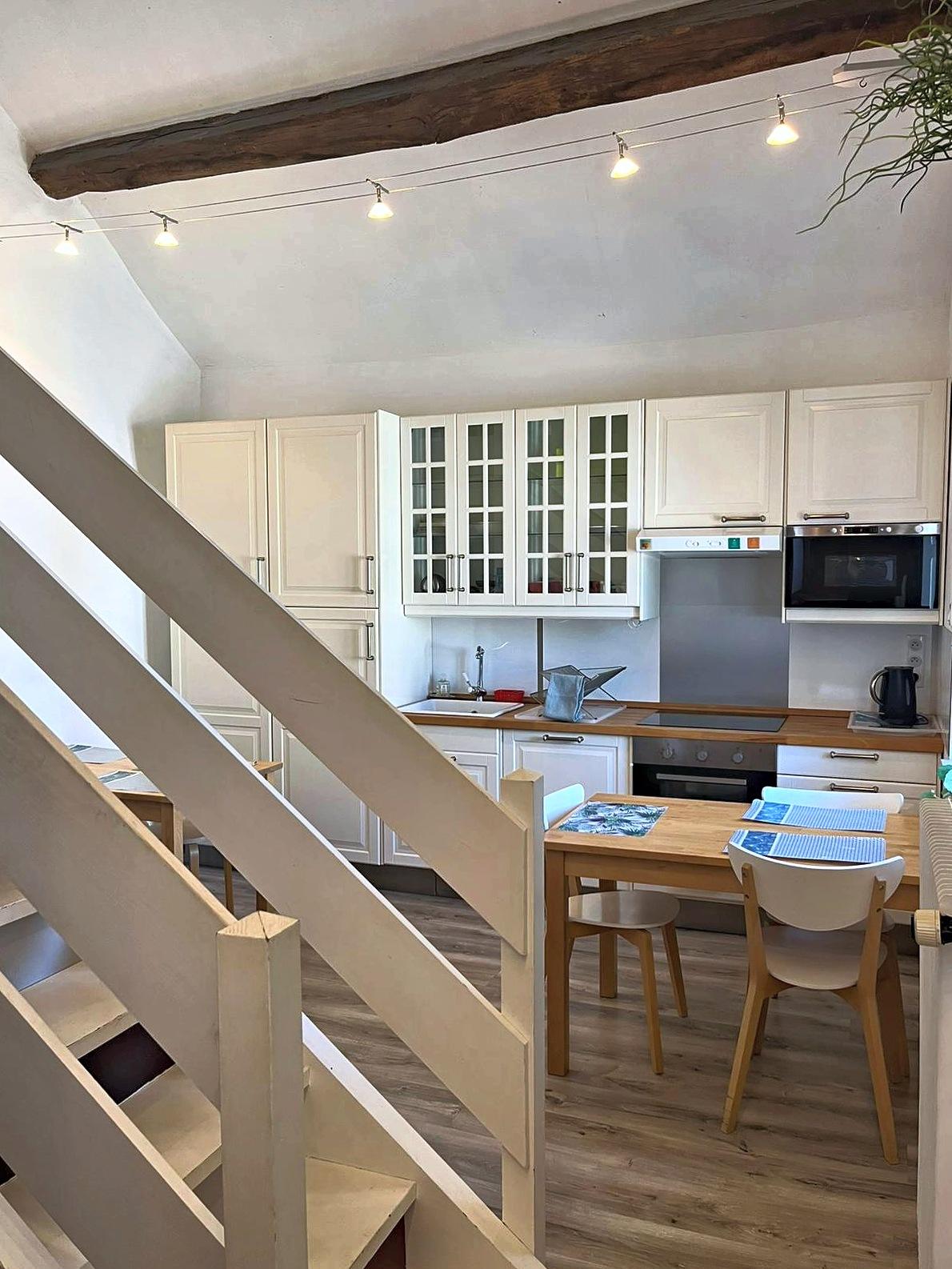 La cuisine secondaire en demi-niveau, vue depuis l’escalier