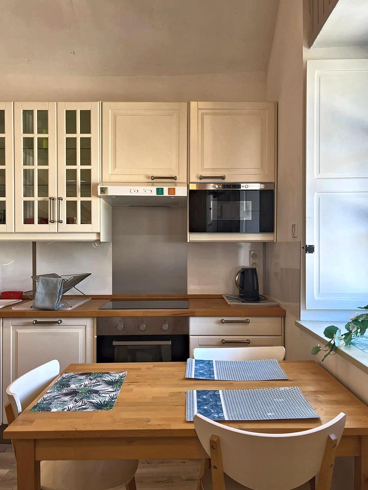 La cuisine secondaire : plan de travail, four et table de repas