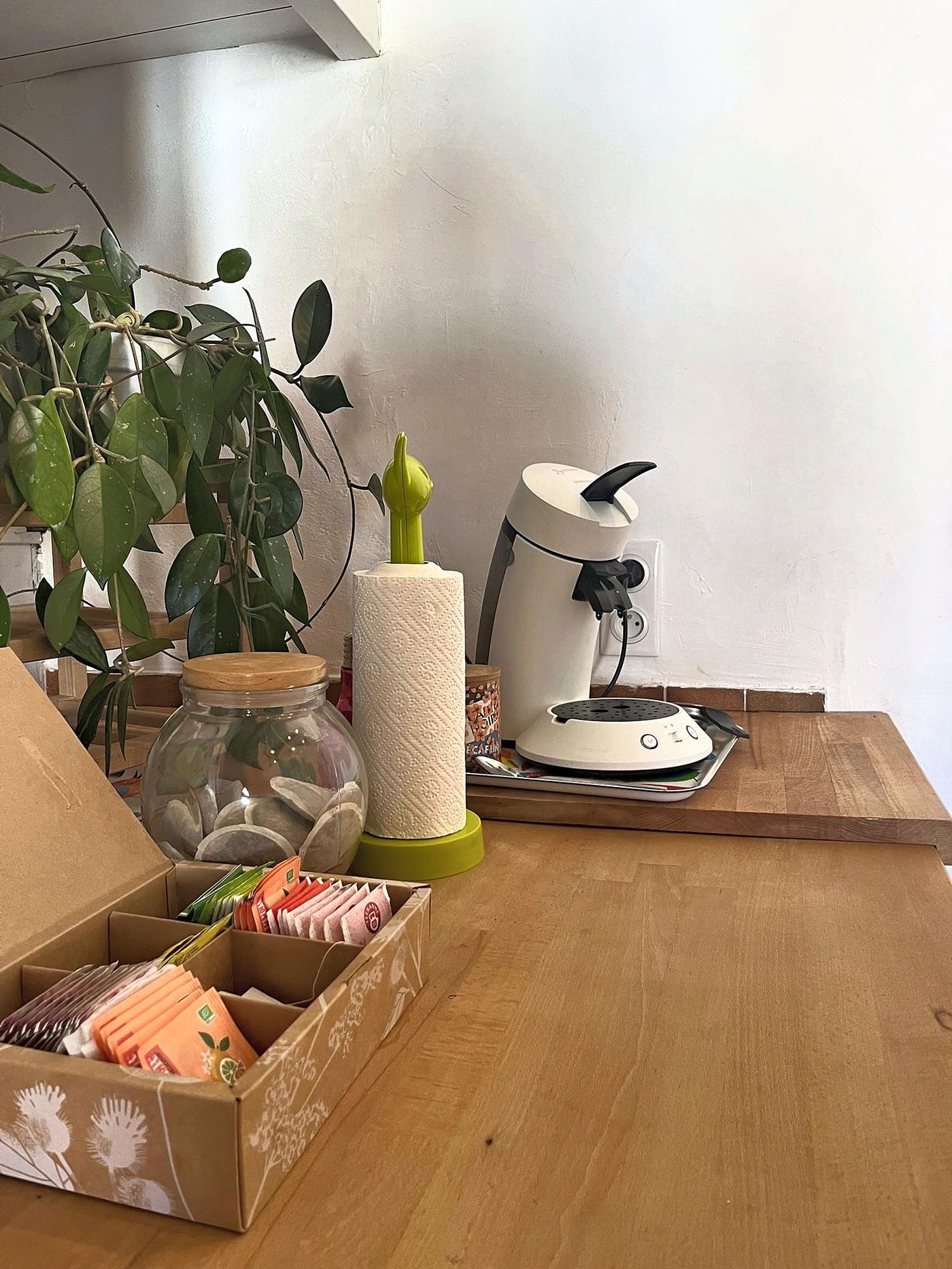 Le plan de travail en bois de la cuisine secondaire