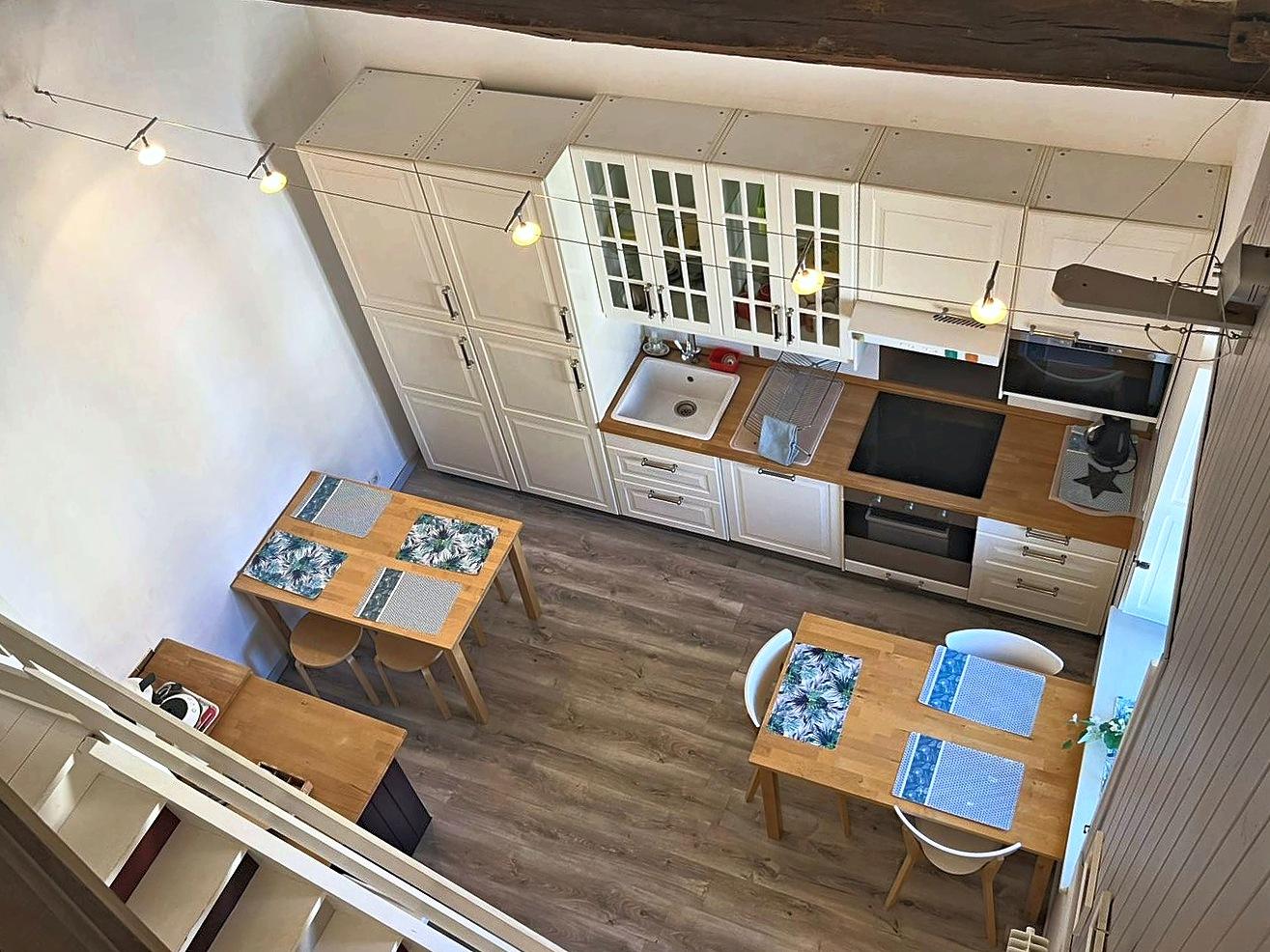 La cuisine secondaire vue d’en haut, avec sa table de jeux