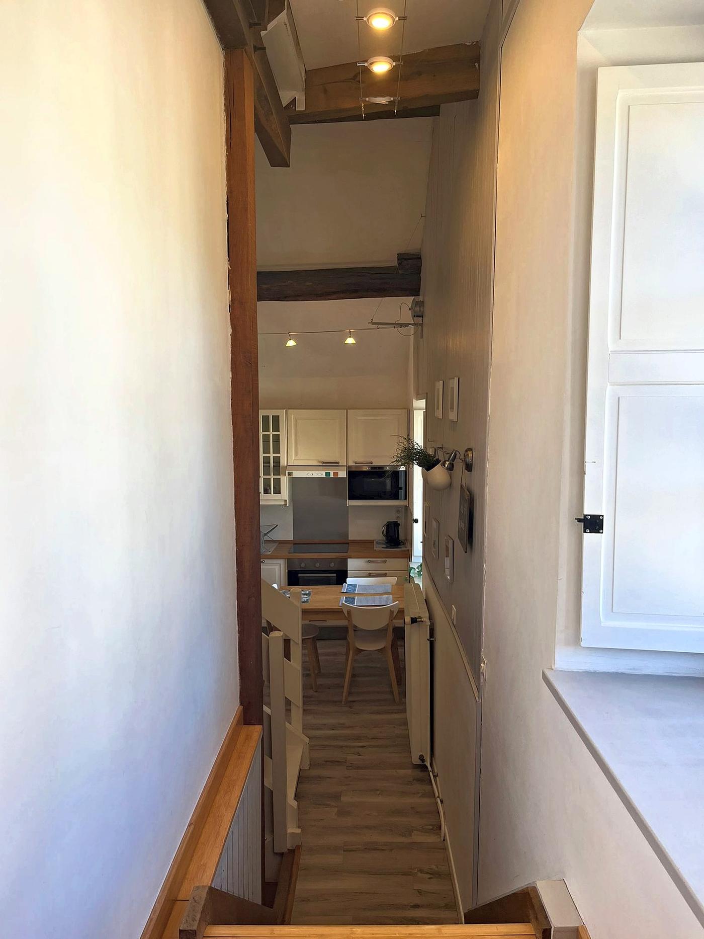 L’escalier qui descend vers la cuisine secondaire