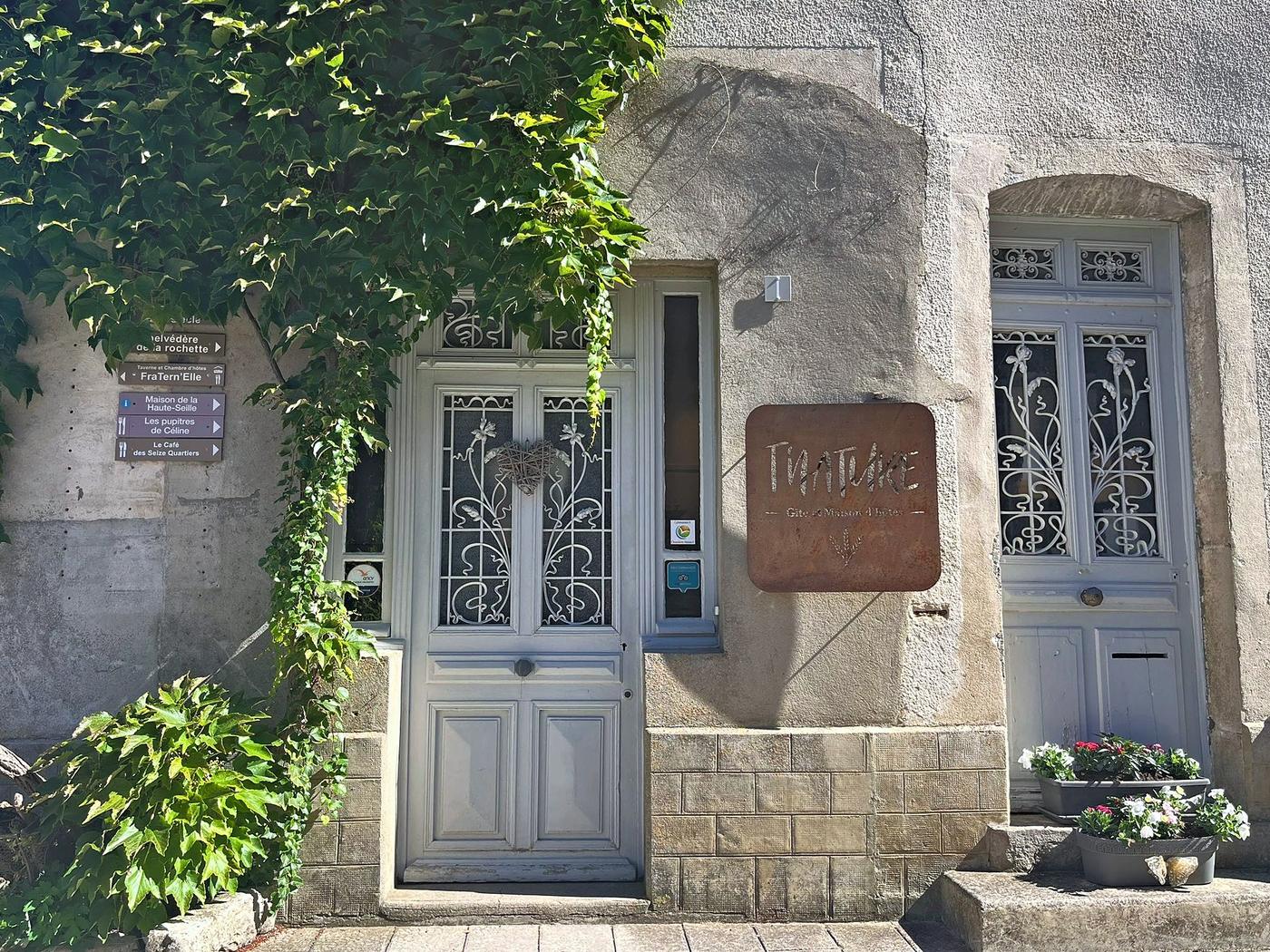 La devanture de l’ancienne boucherie et sa porte à clochette