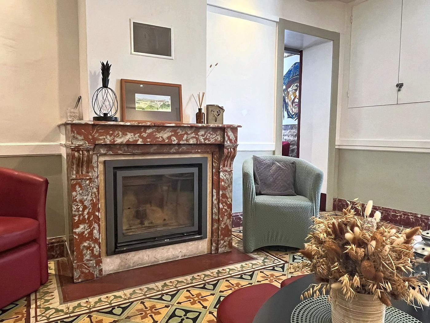 Le salon et sa cheminée de marbre, vus depuis le couloir