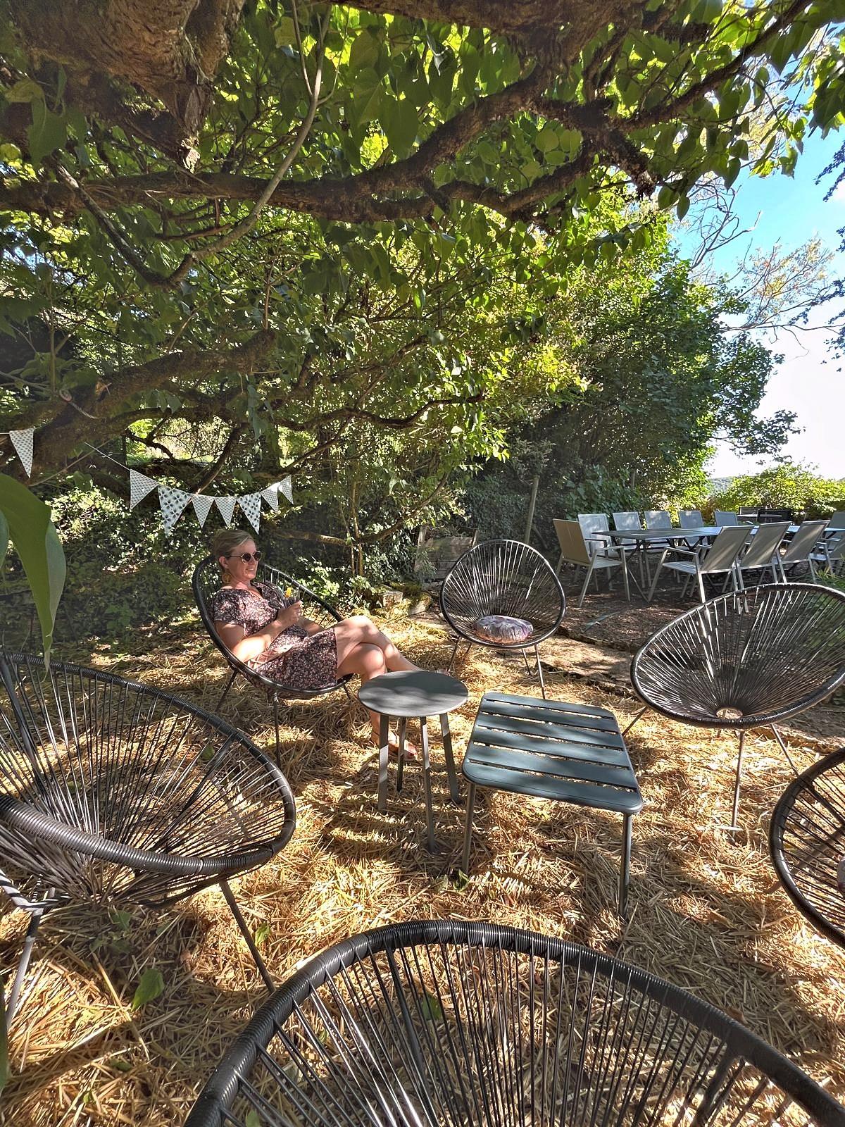 La table de jardin sous les arbres, guirlandes et fanions