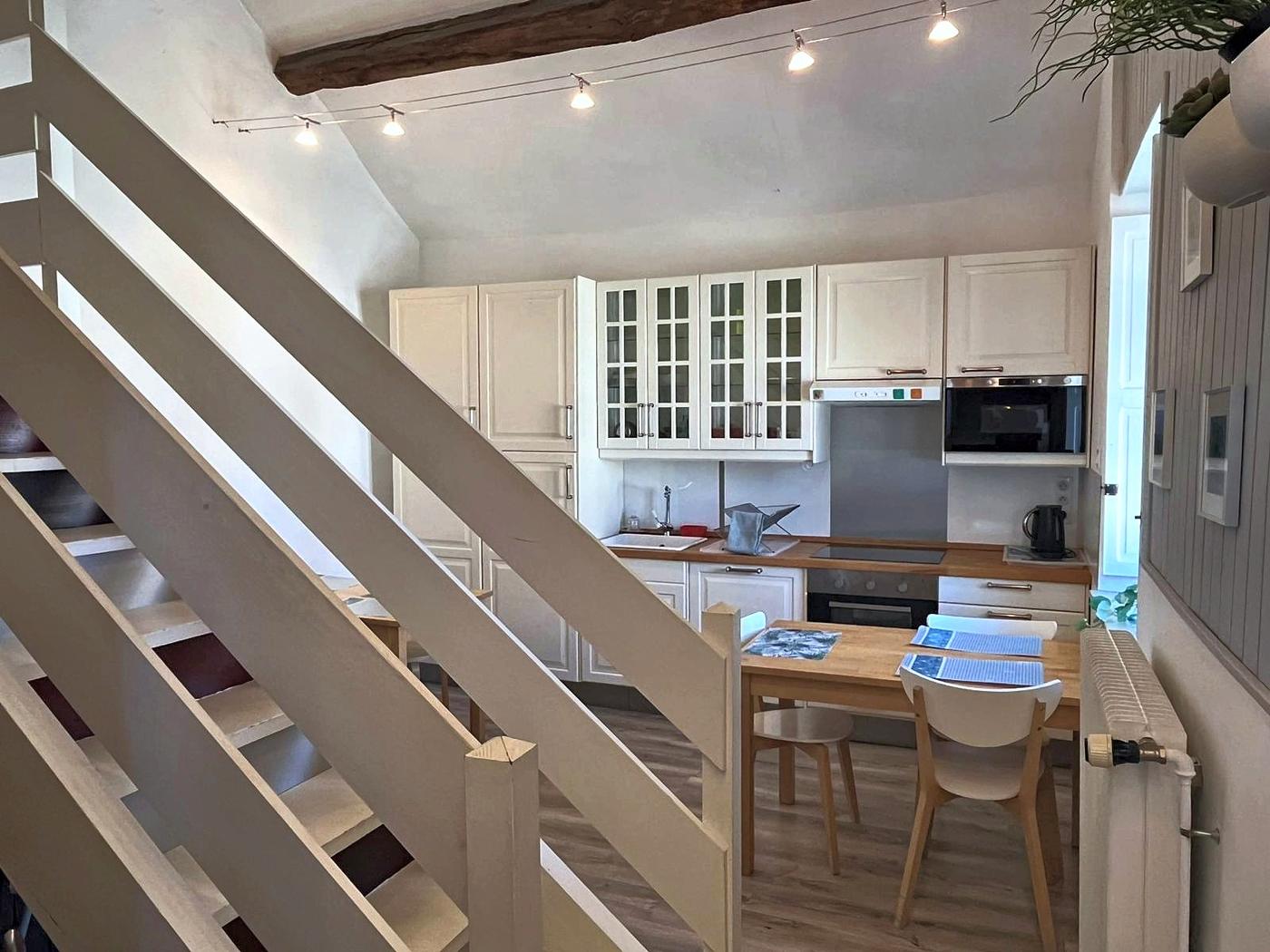 La cuisine secondaire vue depuis la rambarde du demi-niveau