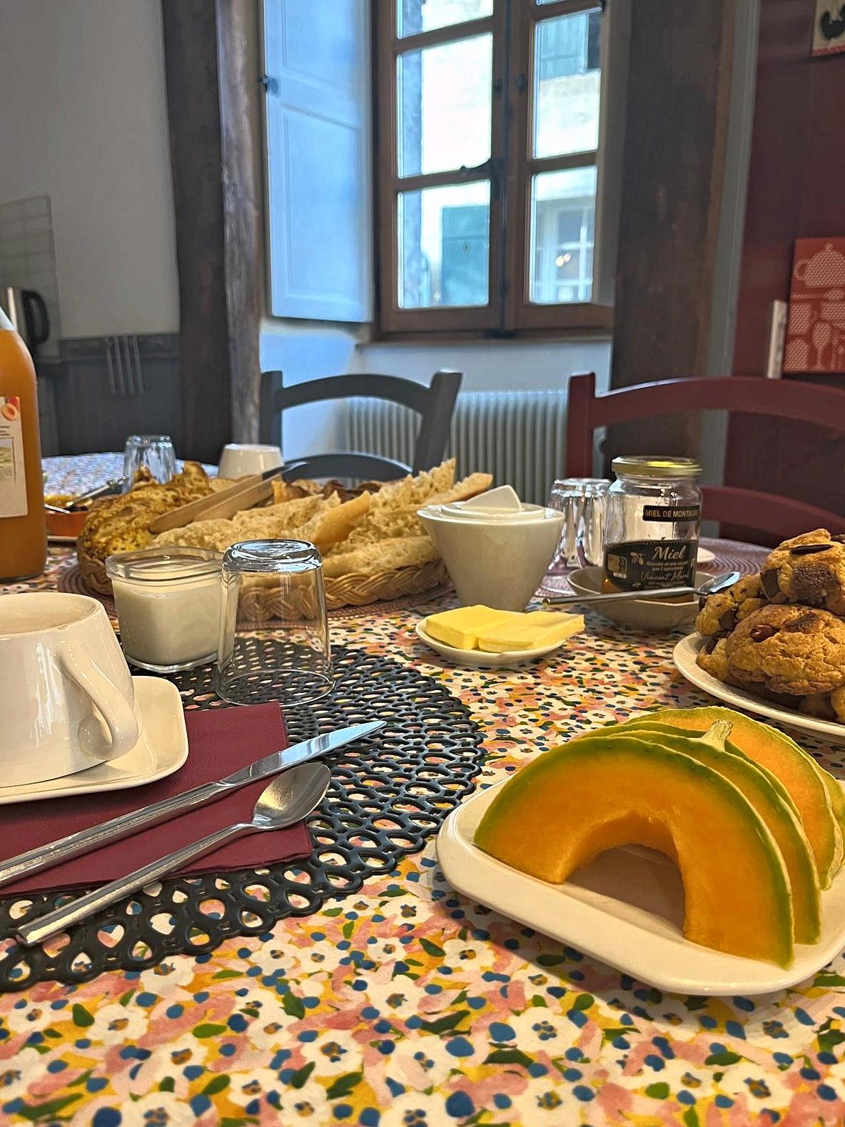 Le petit déjeuner dressé sur la grande table, avec son gâteau maison