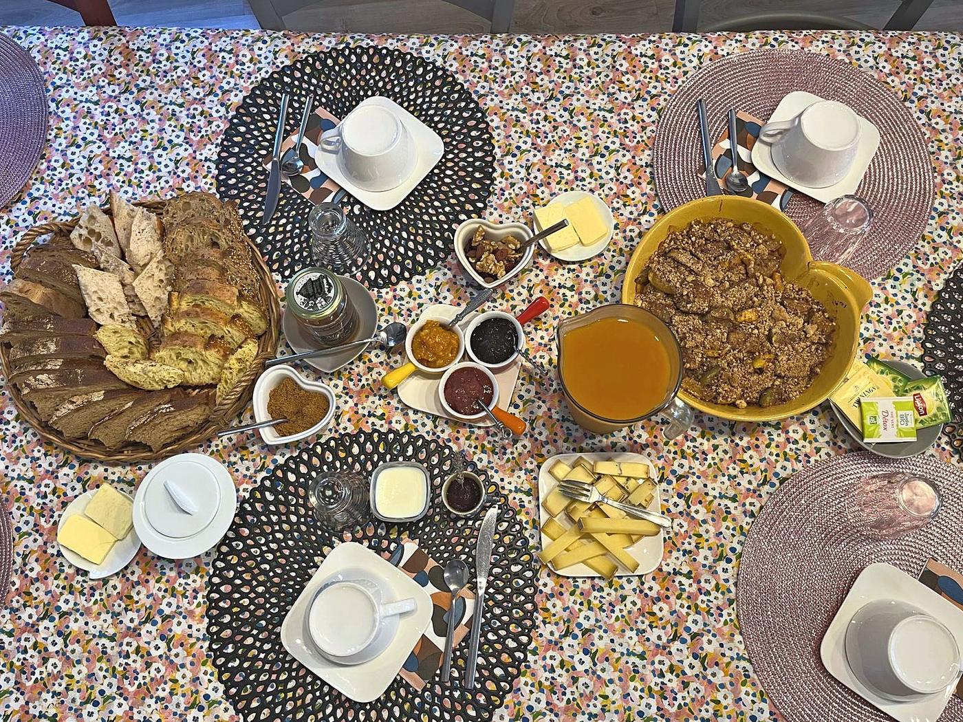 Vue de haut sur la table du petit déjeuner