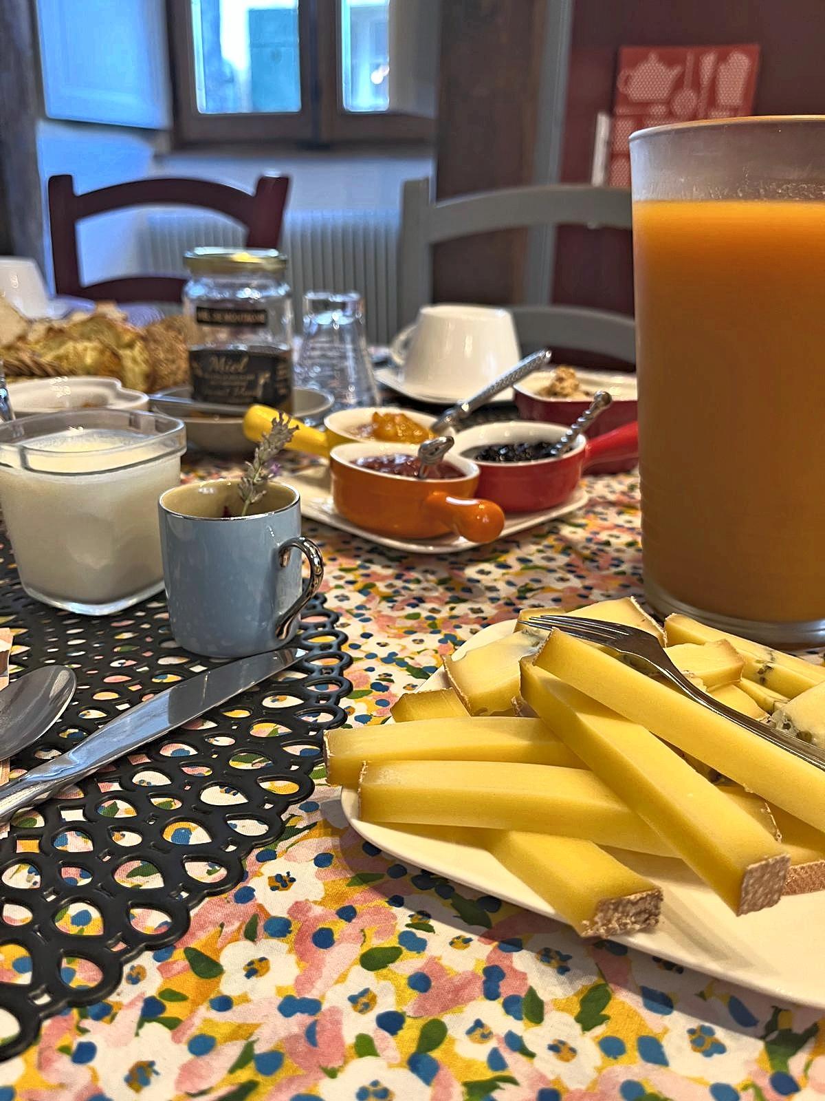 Jus d’orange, confitures maison et corbeille de pain