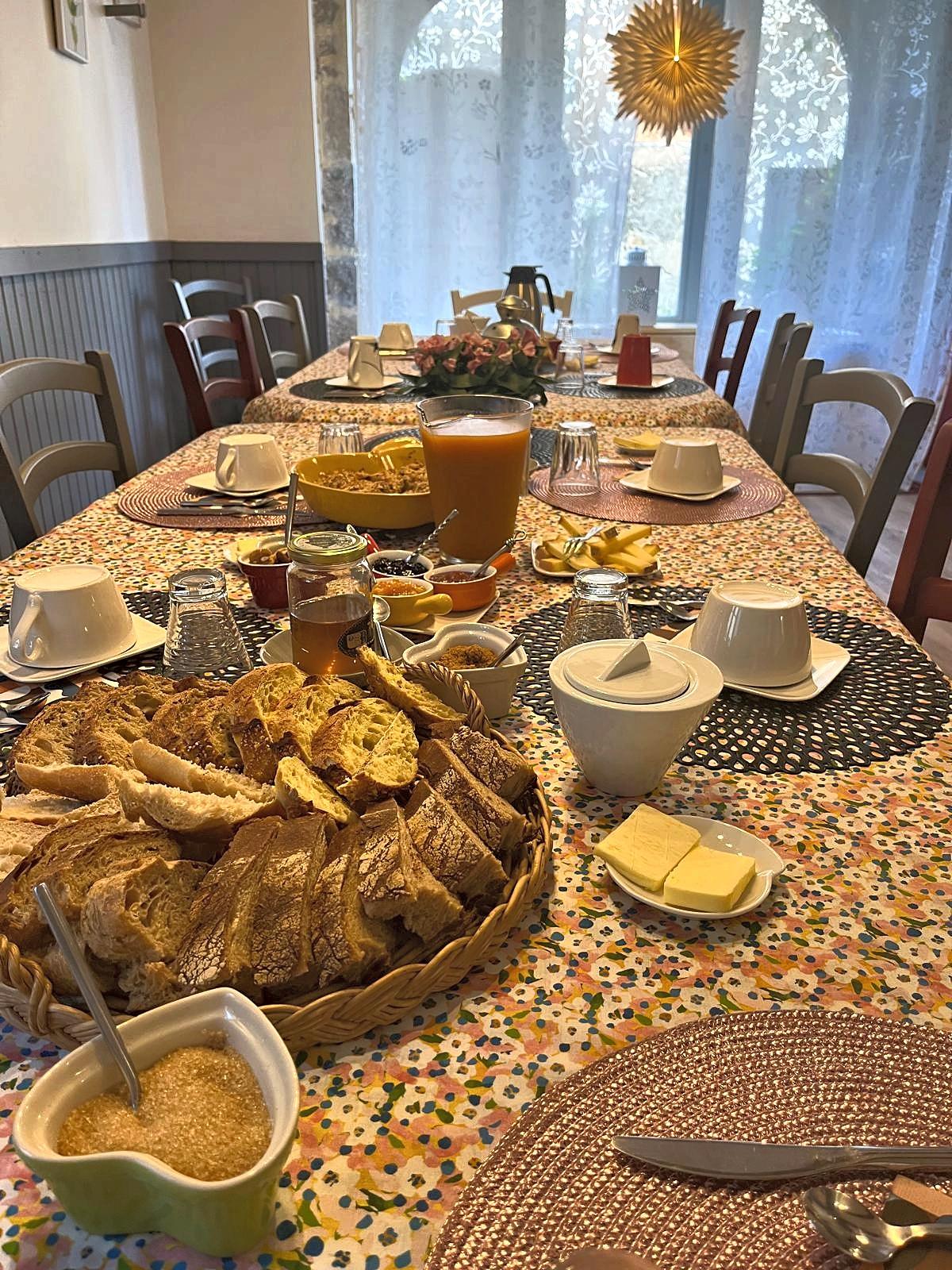 La table du petit déjeuner et sa corbeille de viennoiseries