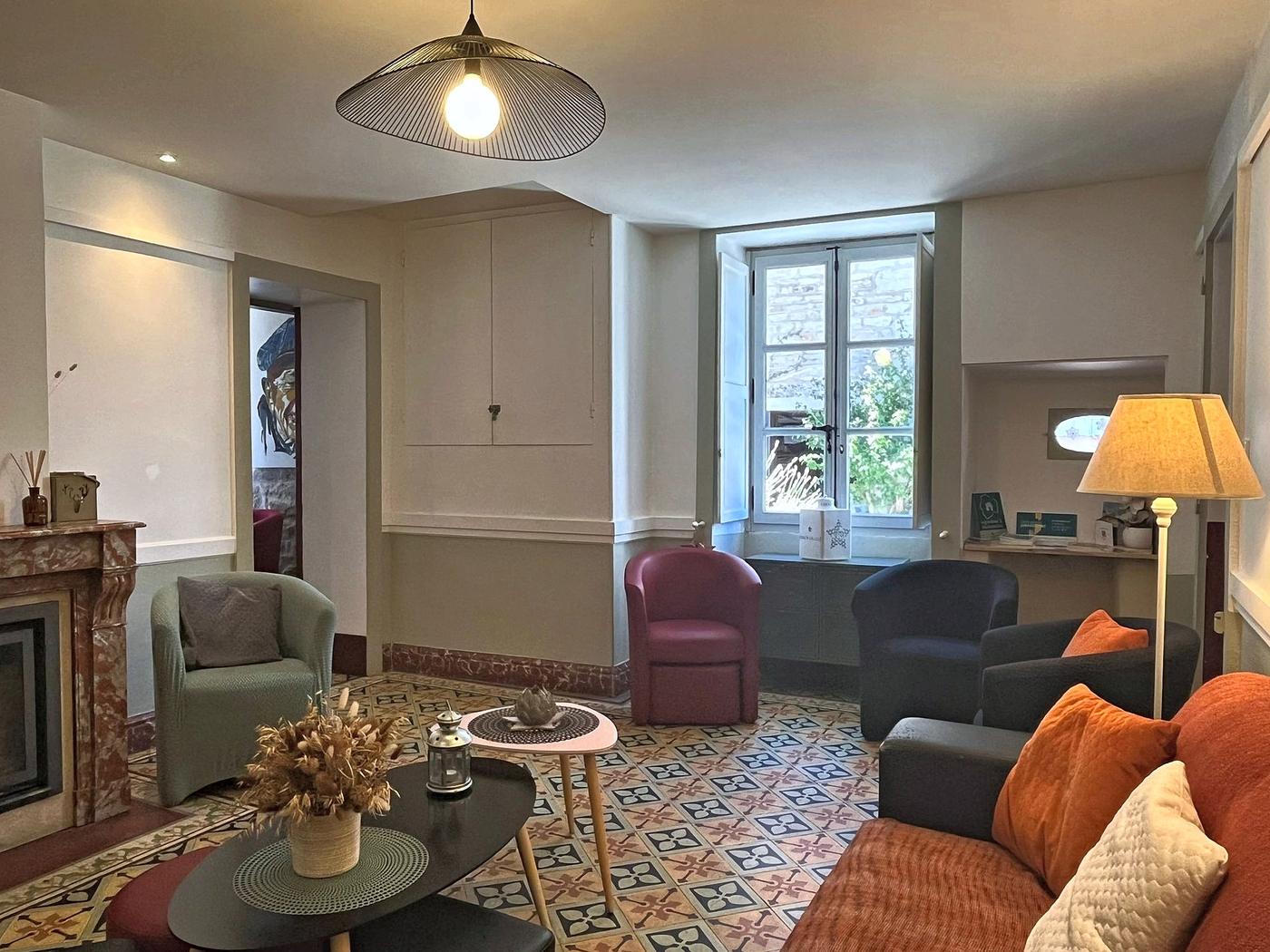 Le salon vu depuis l’entrée, avec sa fenêtre sur la rue
