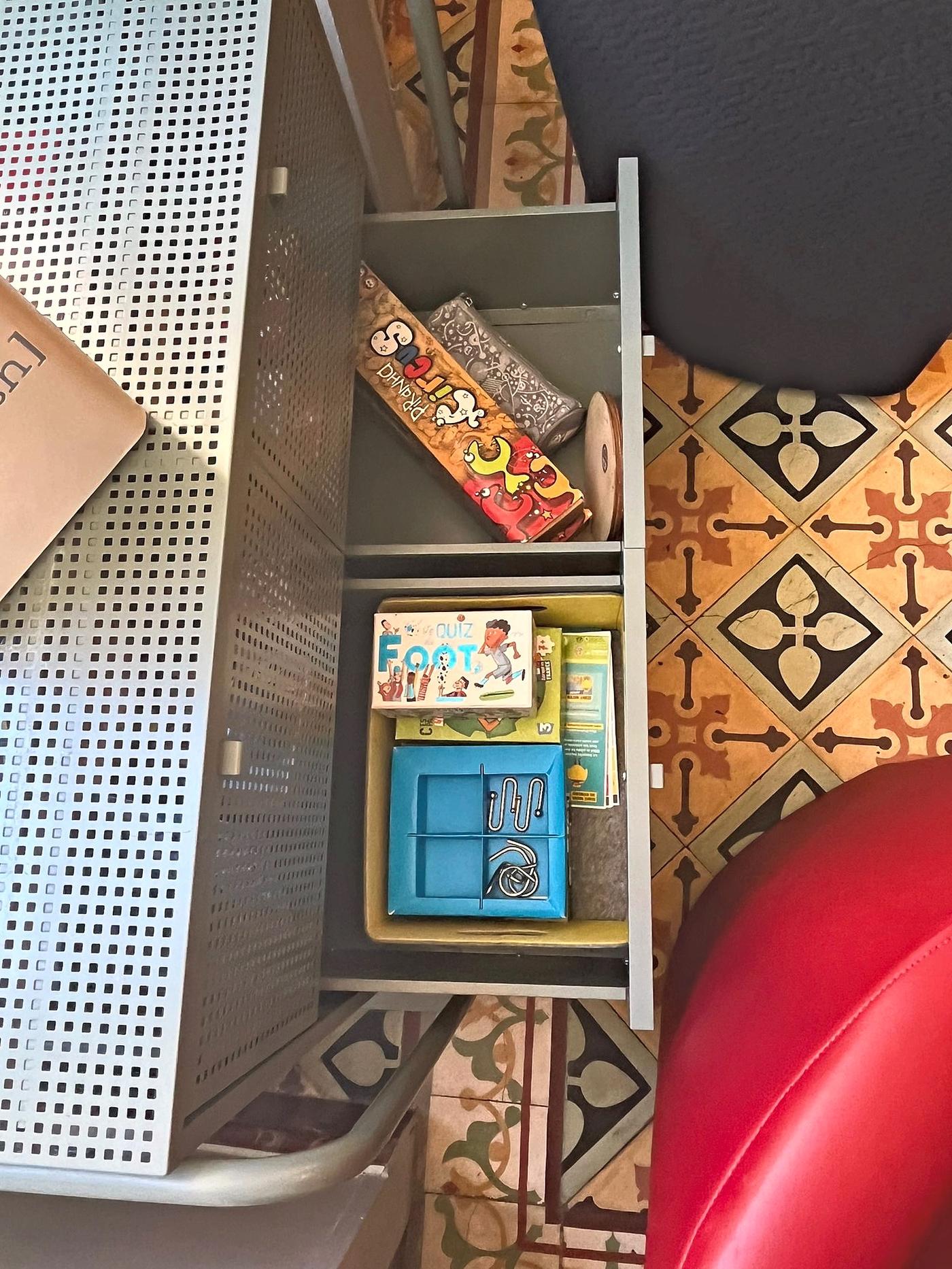 Les jeux et les livres à disposition dans le salon